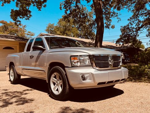 Used 2009 Dodge Dakota Laramie RWD image 1
