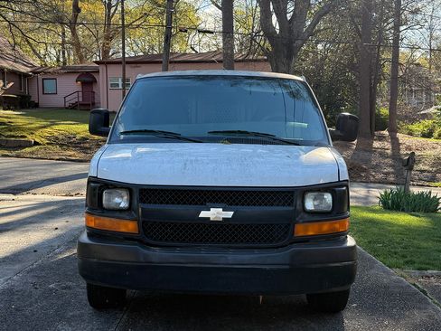 Used 2011 Chevrolet Express 1500 Van 3D image 2