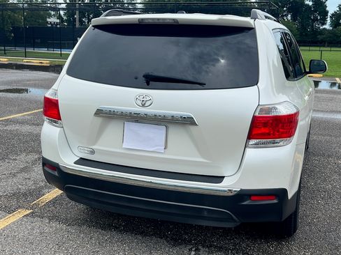 Used 2012 Toyota Highlander FWD w/ Tech Pkg image 4