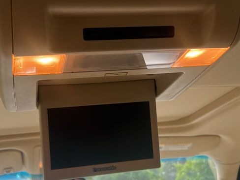 Used 2007 Cadillac Escalade AWD w/ Information Package image 12