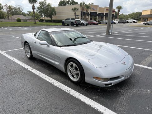 Used 1998 Chevrolet Corvette Coupe w/ Performance Handling Pkg RWD image 10
