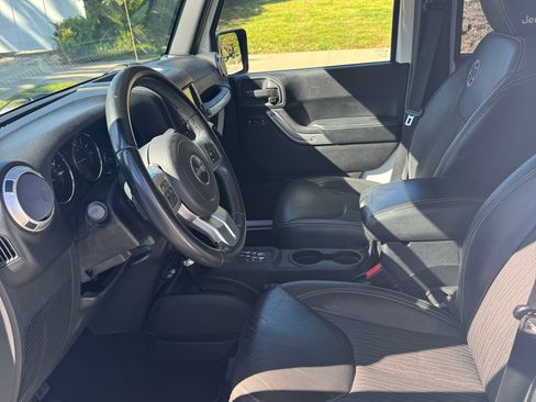 Used 2015 Jeep Wrangler Unlimited Sport image 2