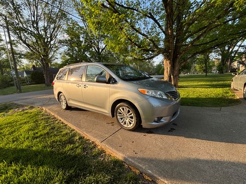 Used 2016 Toyota Sienna XLE image 13