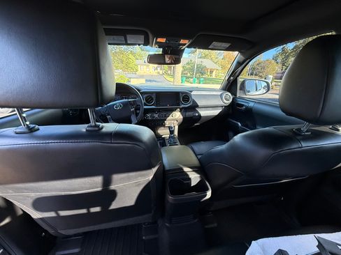 Used 2019 Toyota Tacoma TRD Off-Road image 8