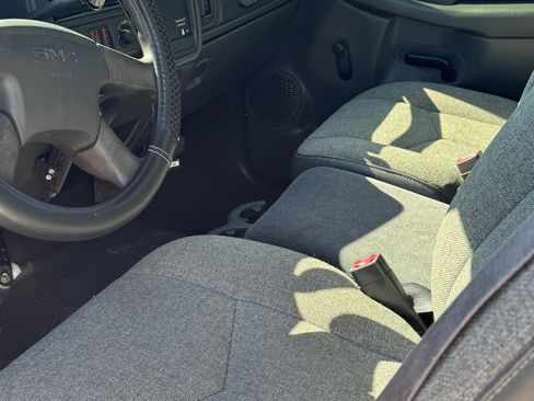 Used 2004 GMC Sierra 2500 W/T RWD image 9