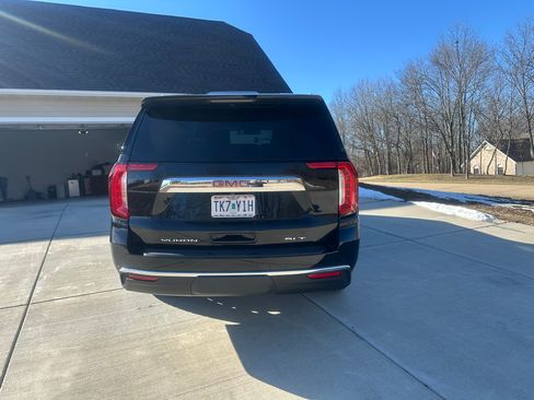 Used 2021 GMC Yukon XL SLT w/ SLT Premium Package image 4