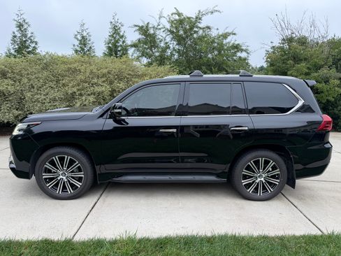 Used 2021 Lexus LX 570 4WD w/ Luxury Package image 2