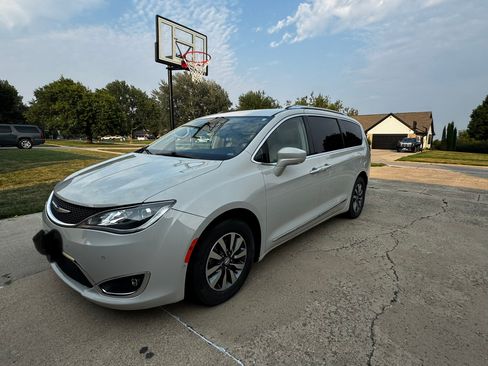 Used 2020 Chrysler Pacifica Touring-L Plus w/ Advanced Safetytec Group FWD image 1