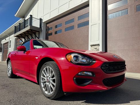 Used 2018 FIAT 124 Spider Classica w/ Technology & Siriusxm Group image 12