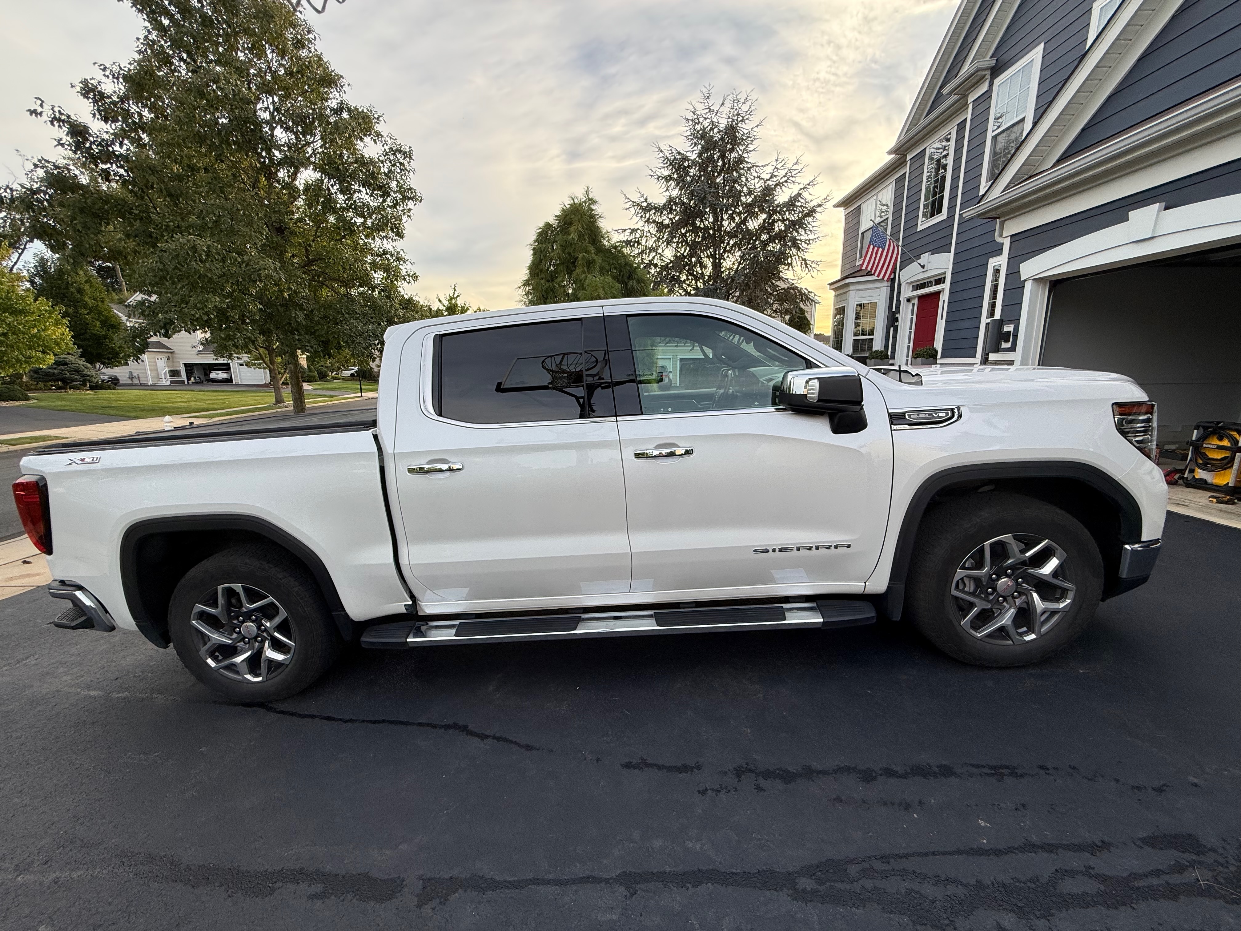 Used 2022 GMC Sierra 1500 SLT w/ SLT Premium Plus Package AWD/4WD image 4