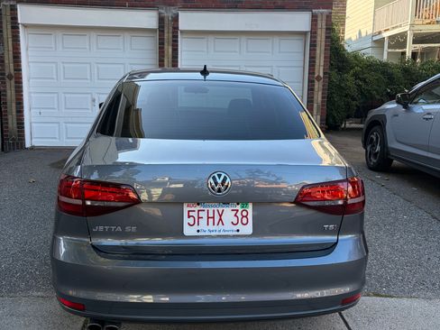 Used 2018 Volkswagen Jetta SE FWD image 4