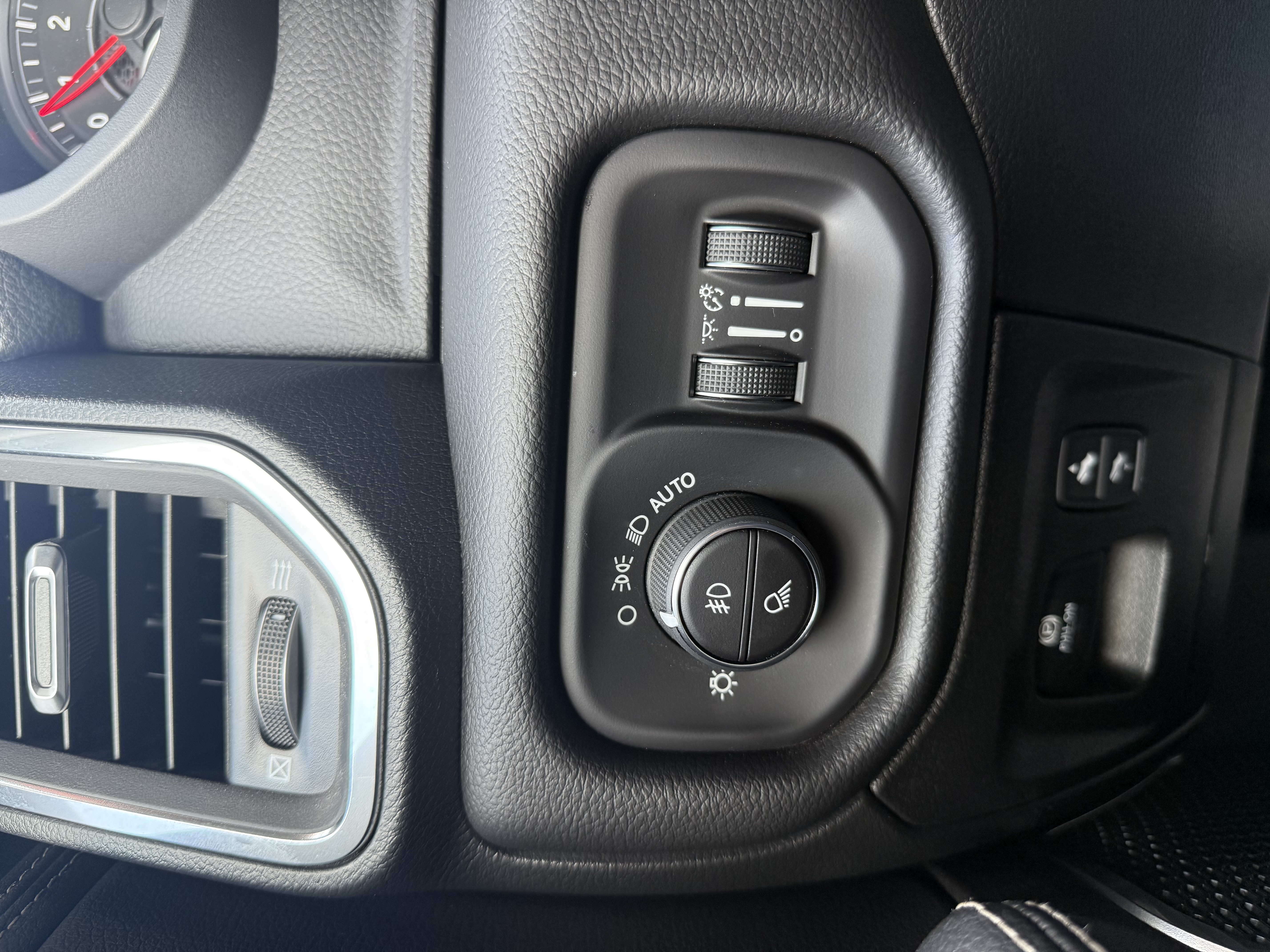 Used 2026 RAM 1500 Laramie AWD/4WD image 27