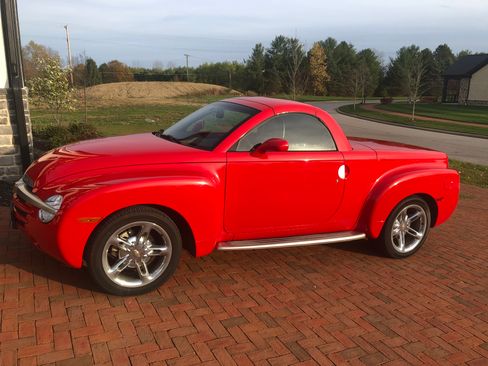 Used 2005 Chevrolet SSR w/ Preferred Equipment Group image 1