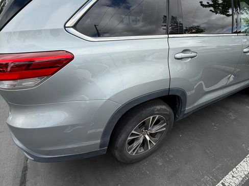 Used 2019 Toyota Highlander LE FWD image 2
