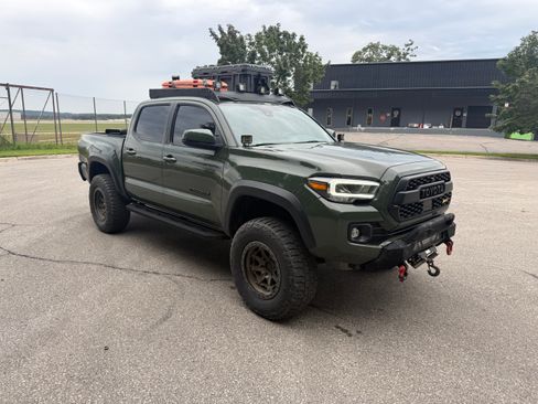 Used 2022 Toyota Tacoma TRD Off-Road AWD/4WD image 4