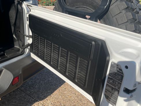 Used 2018 Jeep Wrangler Unlimited Sahara w/ Quick Order Package 24M Moab AWD/4WD image 6