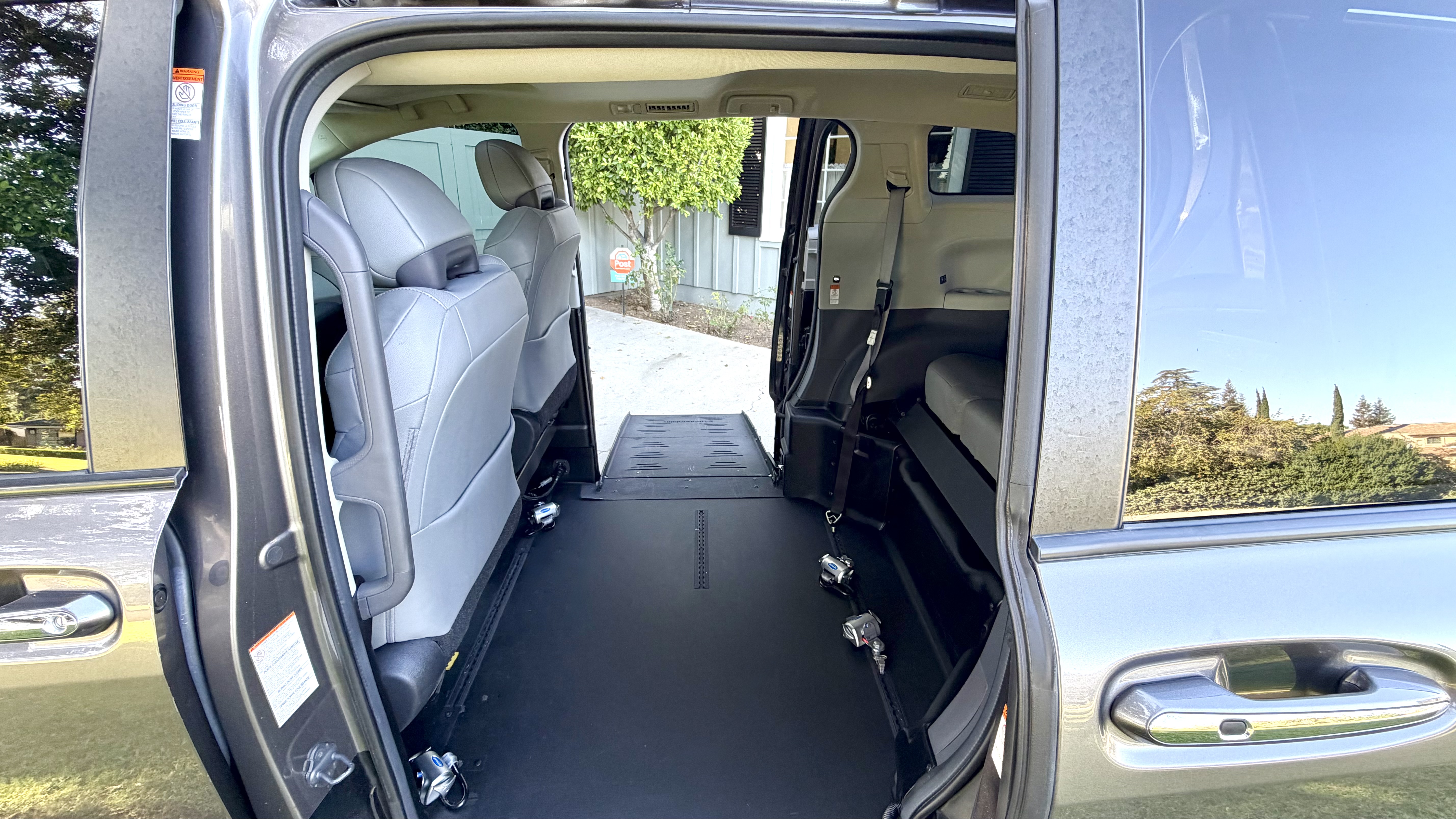 Used 2022 Toyota Sienna XLE w/ XLE Plus Package FWD image 14