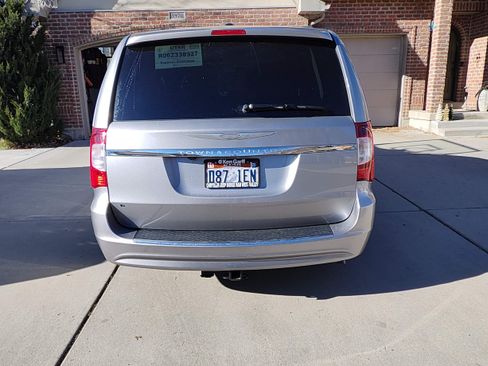 Used 2014 Chrysler Town & Country Touring image 6