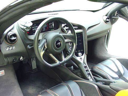 Used 2024 McLaren 750S Spider RWD image 11