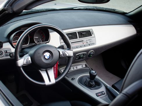 Used 2004 BMW Z4 2.5i image 10