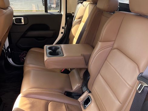 Used 2020 Jeep Gladiator Overland image 9