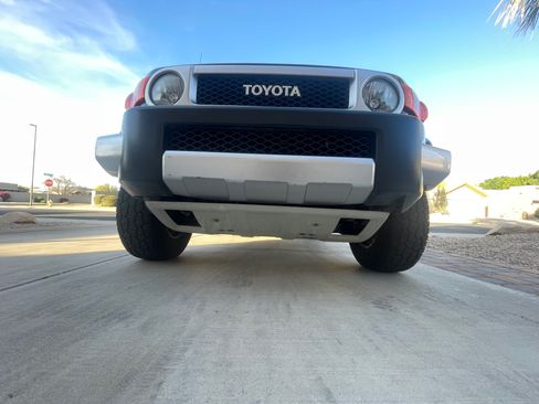 Used 2007 Toyota FJ Cruiser Sport Utility 2D image 2