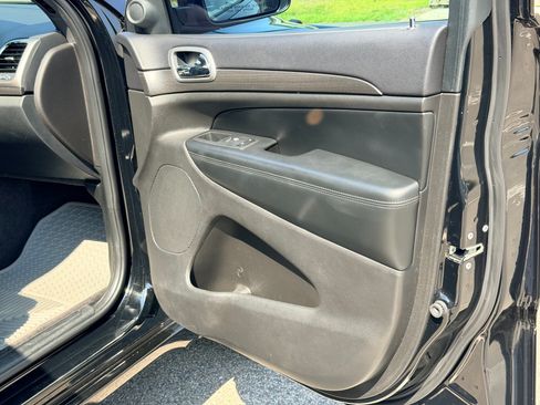 Used 2018 Jeep Grand Cherokee Altitude AWD/4WD image 17