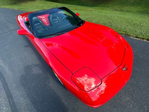 Used 1998 Chevrolet Corvette Convertible w/ Performance Handling Pkg RWD image 25