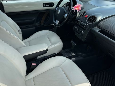 Used 2008 Volkswagen Beetle SE FWD image 4
