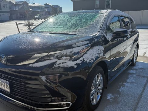 Used 2024 Toyota Sienna Platinum image 1