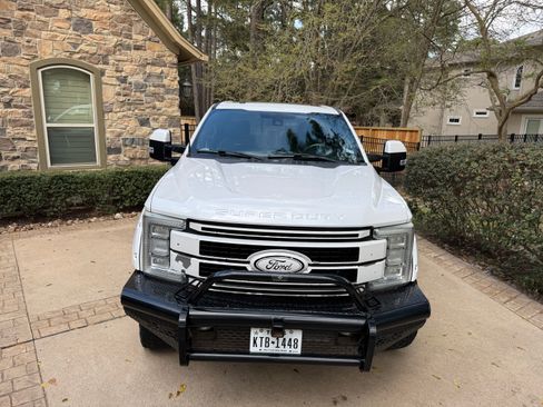 Used 2018 Ford F250 Platinum w/ Platinum Ultimate Package image 4