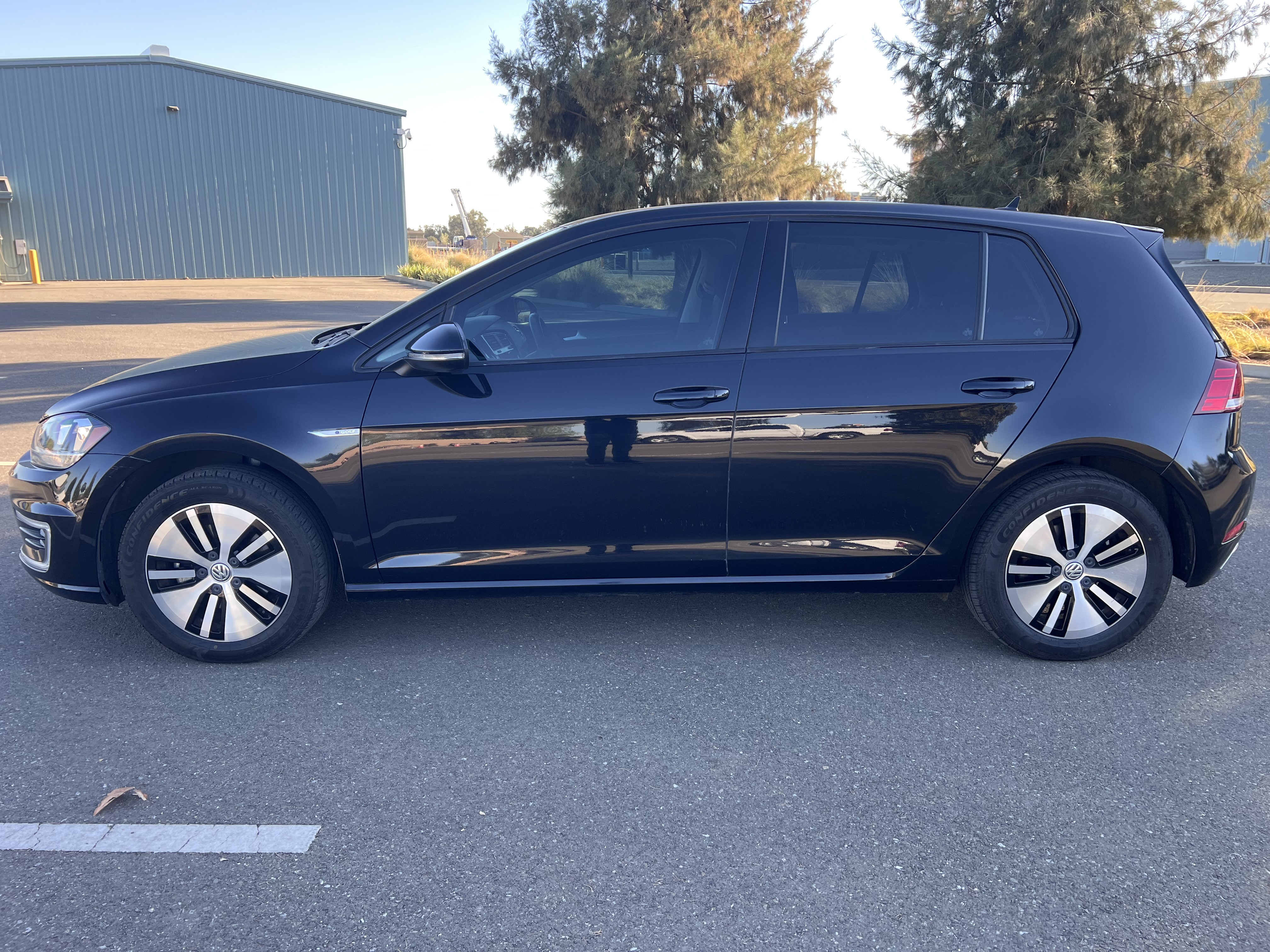Used 2019 Volkswagen e-Golf SE w/ Driver Assistance Package FWD image 1