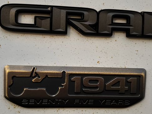 Used 2016 Jeep Grand Cherokee Laredo 75th Anniversary image 9