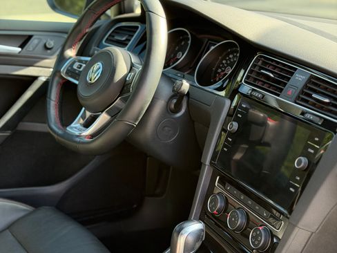 Used 2019 Volkswagen GTI SE image 8