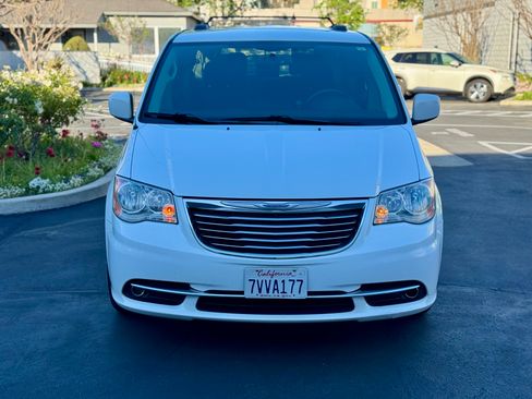 Used 2016 Chrysler Town & Country Touring image 4