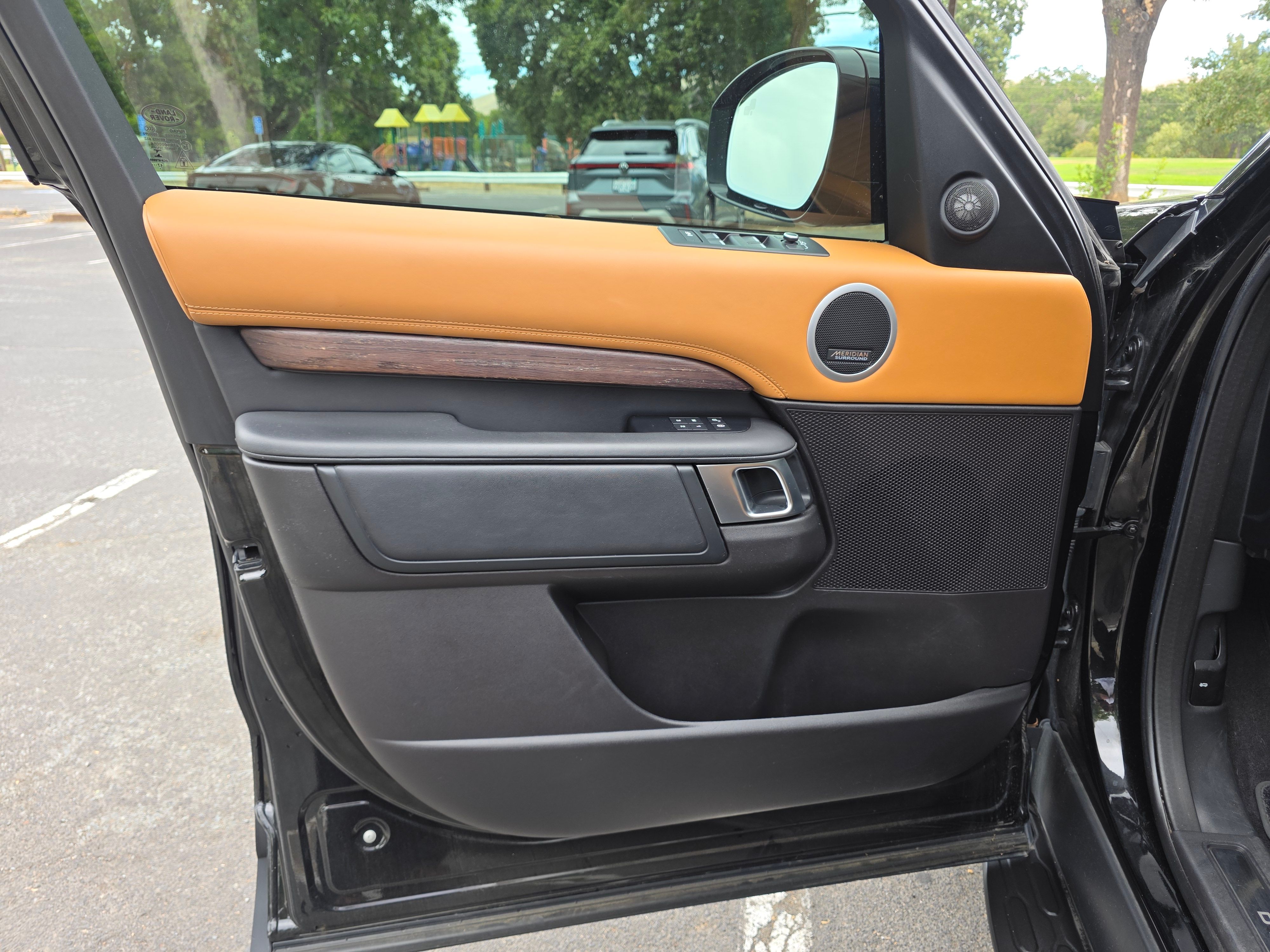 Used 2018 Land Rover Discovery HSE Luxury AWD/4WD image 12