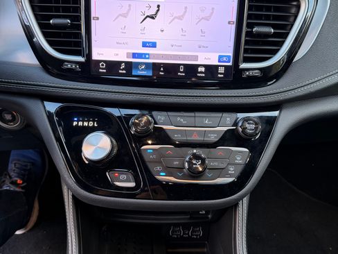 Used 2025 Chrysler Pacifica Premium image 12