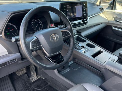 Used 2022 Toyota Sienna Limited image 9