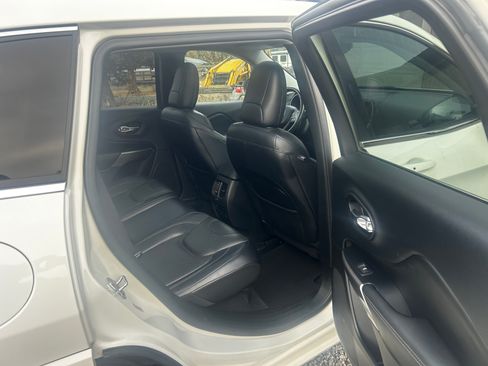 Used 2019 Jeep Cherokee Overland w/ Technology Group image 9