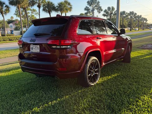 Used 2019 Jeep Grand Cherokee Altitude AWD/4WD image 6