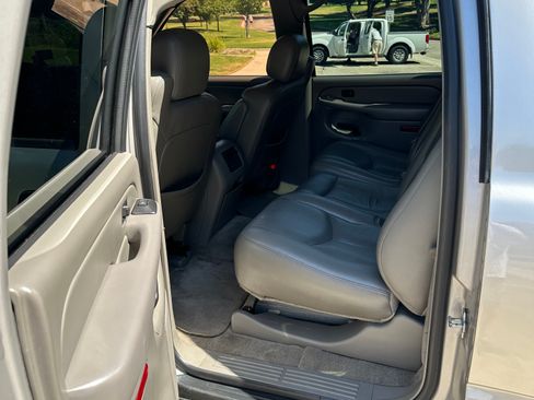 Used 2005 Chevrolet Suburban LS w/ Preferred Equipment Group image 8