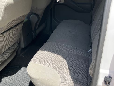 Used 2010 Nissan Frontier SE image 11