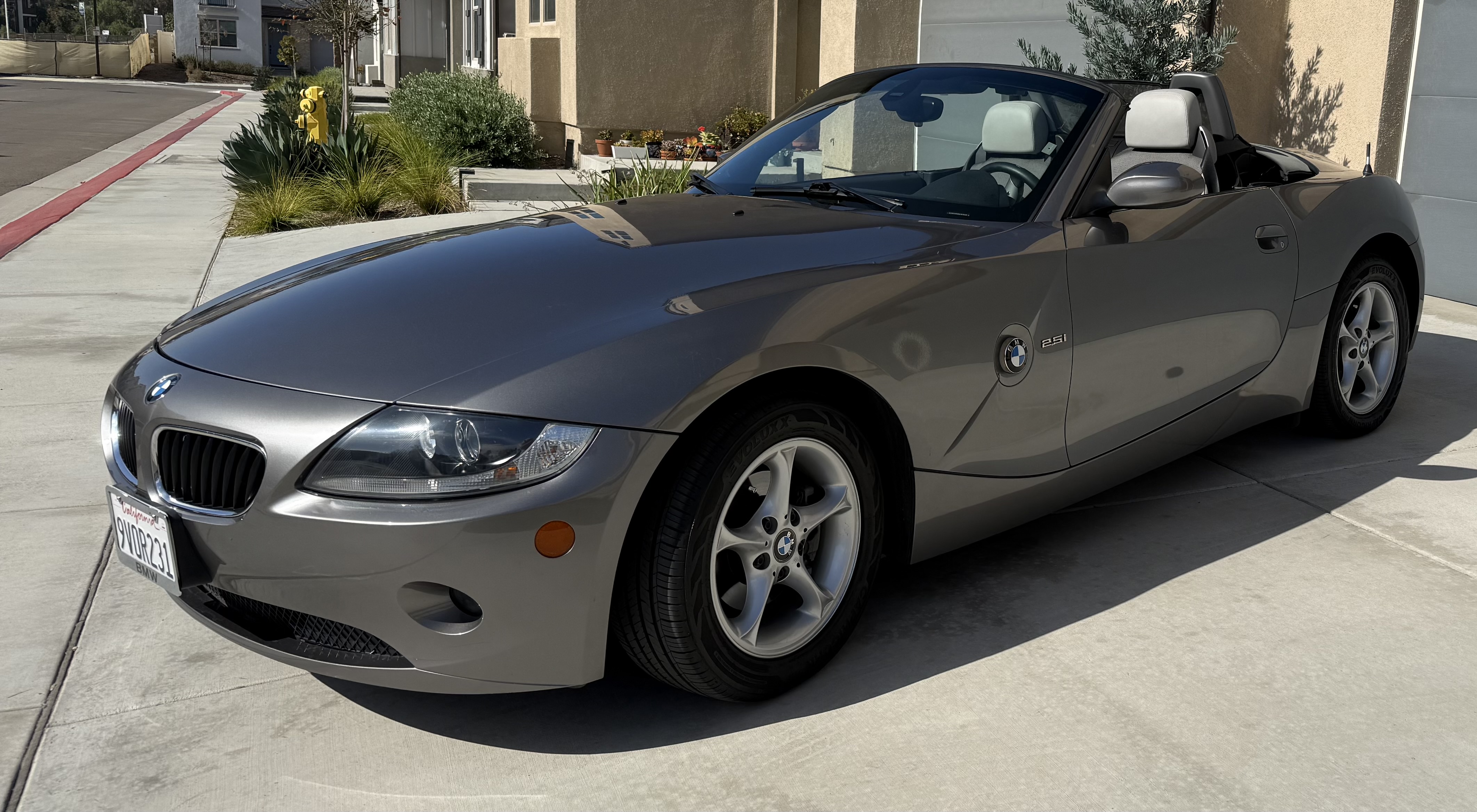 Used 2005 BMW Z4 2.5i RWD image 2