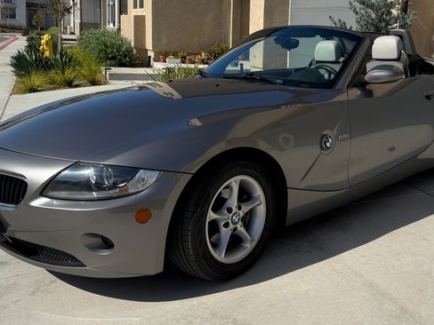 Used 2005 BMW Z4 2.5i RWD image 2