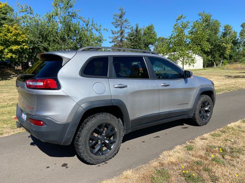Used 2018 Jeep Cherokee Trailhawk w/ Comfort/Convenience Group AWD/4WD image 6