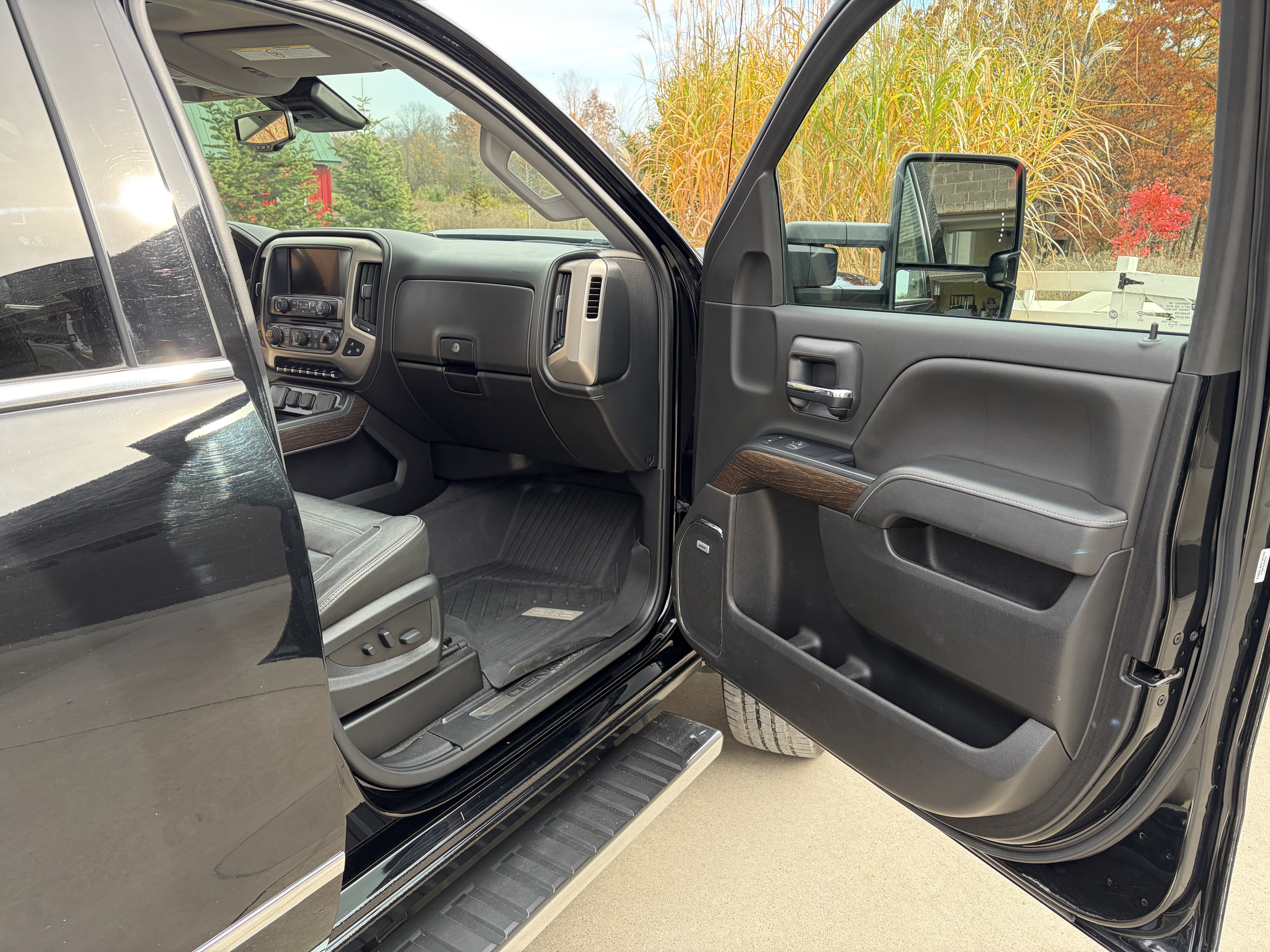 Used 2019 GMC Sierra 2500 Denali w/ Duramax Plus Package AWD/4WD image 4