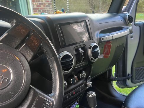 Used 2018 Jeep Wrangler Unlimited Sahara image 10