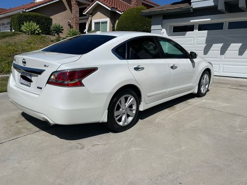 Used 2014 Nissan Altima 2.5 SV w/ Convenience Package FWD image 4