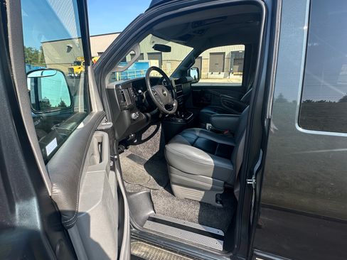 Used 2017 Chevrolet Express 2500 image 12