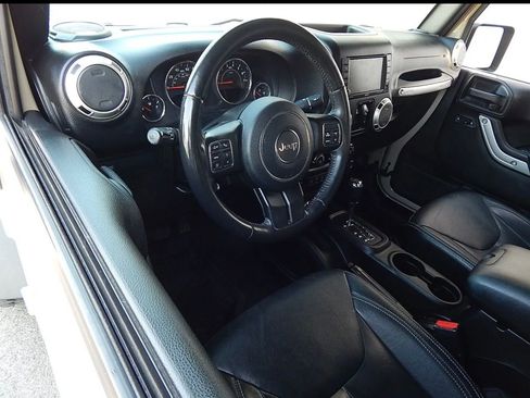 Used 2016 Jeep Wrangler Unlimited Rubicon w/ Connectivity Group image 21